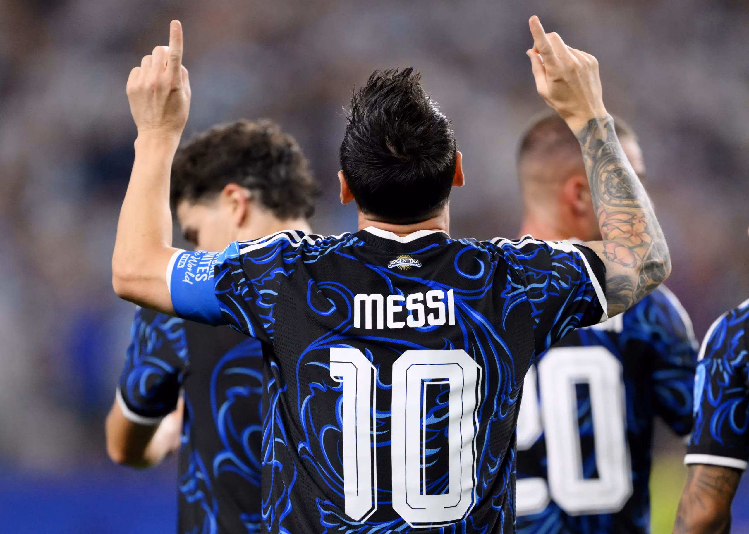 La tranquilidad definitiva regresó en el minuto 80 a través de un cobro excelso de tiro libre ejecutado por el capitán Lionel Messi, quien acomodó el esférico a unos 22 metros del arco y sacó un latigazo pegado a la base del poste que dejó sin opciones al portero Yazeed Abulaila para el 3-1 definitivo - Foto: FIFA