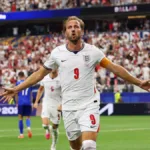 Al minuto 41 de juego, Harry Kane volvió a vestirse de héroe al conectar un espléndido frentazo a la salida de un tiro de esquina ejecutado por Declan Rice para devolverle la ventaja a Inglaterra con el 2-1 - Foto: Federación Inglesa de Fútbol