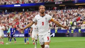 Al minuto 41 de juego, Harry Kane volvió a vestirse de héroe al conectar un espléndido frentazo a la salida de un tiro de esquina ejecutado por Declan Rice para devolverle la ventaja a Inglaterra con el 2-1 - Foto: Federación Inglesa de Fútbol