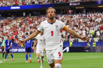 Al minuto 41 de juego, Harry Kane volvió a vestirse de héroe al conectar un espléndido frentazo a la salida de un tiro de esquina ejecutado por Declan Rice para devolverle la ventaja a Inglaterra con el 2-1 - Foto: Federación Inglesa de Fútbol