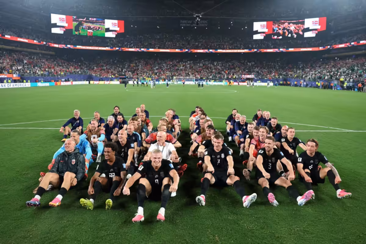 Con la clasificación ya asegurada en el bolsillo, el próximo reto para la selección de Noruega será de un calibre sumamente alto. El cuadro vikingo se medirá ante su similar de Francia en una batalla directa por la cima absoluta del Grupo I, donde Haaland se cruzará con Kylian Mbappé en un partido que promete sacar chispas por el orgullo europeo - Foto: FIFA