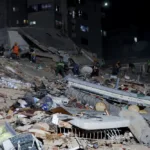 Las operaciones de búsqueda y rescate se concentran principalmente en La Guaira, Caracas y algunas localidades de Miranda y Yaracuy. Equipos especializados trabajan con maquinaria pesada, perros de búsqueda, cámaras térmicas y drones para localizar sobrevivientes entre los restos de edificaciones colapsadas. Las autoridades informaron que más de 200 personas habían sido ubicadas con vida o detectadas bajo estructuras destruidas - Foto: Oxfam