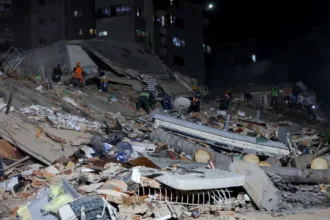 Las operaciones de búsqueda y rescate se concentran principalmente en La Guaira, Caracas y algunas localidades de Miranda y Yaracuy. Equipos especializados trabajan con maquinaria pesada, perros de búsqueda, cámaras térmicas y drones para localizar sobrevivientes entre los restos de edificaciones colapsadas. Las autoridades informaron que más de 200 personas habían sido ubicadas con vida o detectadas bajo estructuras destruidas - Foto: Oxfam