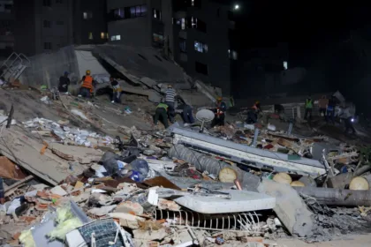 Las operaciones de búsqueda y rescate se concentran principalmente en La Guaira, Caracas y algunas localidades de Miranda y Yaracuy. Equipos especializados trabajan con maquinaria pesada, perros de búsqueda, cámaras térmicas y drones para localizar sobrevivientes entre los restos de edificaciones colapsadas. Las autoridades informaron que más de 200 personas habían sido ubicadas con vida o detectadas bajo estructuras destruidas - Foto: Oxfam