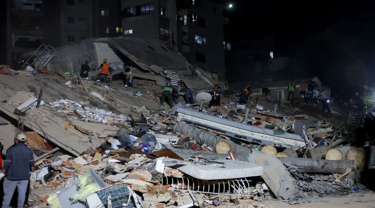 Las operaciones de búsqueda y rescate se concentran principalmente en La Guaira, Caracas y algunas localidades de Miranda y Yaracuy. Equipos especializados trabajan con maquinaria pesada, perros de búsqueda, cámaras térmicas y drones para localizar sobrevivientes entre los restos de edificaciones colapsadas. Las autoridades informaron que más de 200 personas habían sido ubicadas con vida o detectadas bajo estructuras destruidas - Foto: Oxfam