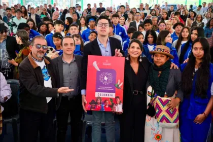 Las autoridades destacaron que el documento servirá como guía para instituciones educativas, entidades territoriales, organizaciones sociales y actores comunitarios comprometidos con la formación ambiental - Foto: Ministerio del Ambiente