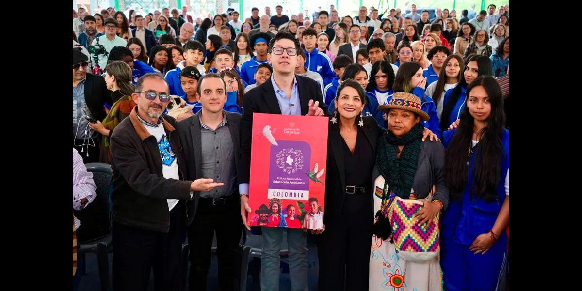 Las autoridades destacaron que el documento servirá como guía para instituciones educativas, entidades territoriales, organizaciones sociales y actores comunitarios comprometidos con la formación ambiental - Foto: Ministerio del Ambiente