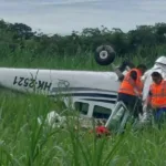 De acuerdo con el informe preliminar emitido por la autoridad aeronáutica, la aeronave involucrada corresponde a una avioneta tipo Cessna 206, identificada con la matrícula HK-2521. El aparato era operado por la empresa de transporte aéreo ARALL y cubría una ruta regular entre Villavicencio y La Macarena al momento de registrarse el accidente - Foto: Redes Sociales
