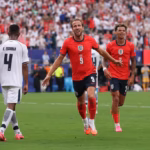 En el minuto 67, el propio Bellingham se vistió de asistente al enviar un centro preciso desde la banda izquierda, permitiendo que el letal capitán Harry Kane ganara la posición por el aire y conectara un sólido frentazo cruzado que significó el 2-0 definitivo en la pizarra - Foto: FIFA