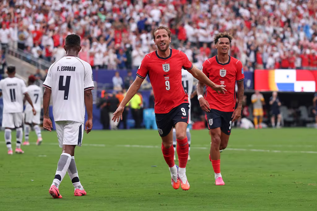 En el minuto 67, el propio Bellingham se vistió de asistente al enviar un centro preciso desde la banda izquierda, permitiendo que el letal capitán Harry Kane ganara la posición por el aire y conectara un sólido frentazo cruzado que significó el 2-0 definitivo en la pizarra - Foto: FIFA