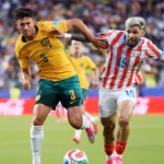 Al concretarse el reparto de unidades, la Selección de Australia aseguró de forma matemática su pasaporte a la ronda de los 32 mejores tras finalizar en la segunda posición del Grupo D. Por su parte, la Selección de Paraguay cerró su participación en el sector con el dilema de tener que esperar los resultados de los grupos restantes para ver si accede como uno de los mejores terceros lugares - Foto: FIFA