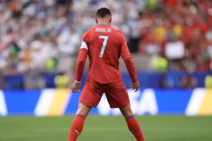 Cristiano Ronaldo se convirtió en el primer futbolista de la historia en anotar en seis ediciones diferentes de la Copa del Mundo (2006, 2010, 2014, 2018, 2022 y 2026), rompiendo un empate histórico que sostenía con otras leyendas del deporte - Foto: FIFA