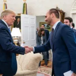 La investigación sostuvo que el exparlamentario buscó incentivar medidas de presión internacional, entre ellas sanciones diplomáticas, restricciones de visados y acciones económicas contra funcionarios brasileños, con el propósito de influir en el resultado de los procesos judiciales que enfrentaba Jair Bolsonaro - Foto: Archivo/The White House