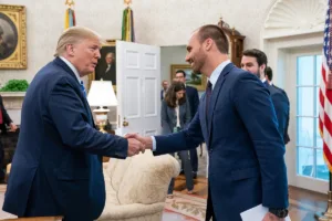 La investigación sostuvo que el exparlamentario buscó incentivar medidas de presión internacional, entre ellas sanciones diplomáticas, restricciones de visados y acciones económicas contra funcionarios brasileños, con el propósito de influir en el resultado de los procesos judiciales que enfrentaba Jair Bolsonaro - Foto: Archivo/The White House