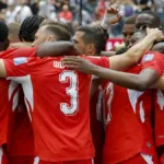 No obstante, en la última jugada del pleito al minuto 90+7, el mediocampista Djibril Sow fue derribado en el área penal por Amar Memić y el capitán helvético Granit Xhaka ejecutó el penalti con frialdad absoluta a la base del poste derecho para sellar el rotundo 4-1 definitivo - Foto: Federación Suiza de Fútbol