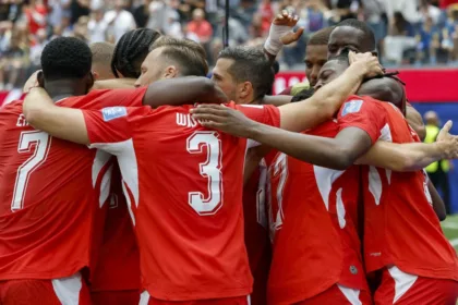 No obstante, en la última jugada del pleito al minuto 90+7, el mediocampista Djibril Sow fue derribado en el área penal por Amar Memić y el capitán helvético Granit Xhaka ejecutó el penalti con frialdad absoluta a la base del poste derecho para sellar el rotundo 4-1 definitivo - Foto: Federación Suiza de Fútbol