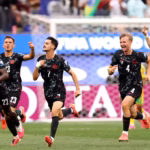 En el minuto 90+2, tras un servicio largo al área de Alistair Johnston que la zaga sudafricana no logró despejar con contundencia, el mediocampista Stephen Eustáquio amortiguó el balón con el pecho y sacó una impresionante volea desde fuera del área que se coló pegada al palo izquierdo de Williams - Foto: FIFA