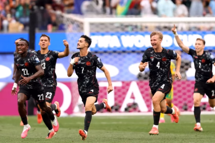 En el minuto 90+2, tras un servicio largo al área de Alistair Johnston que la zaga sudafricana no logró despejar con contundencia, el mediocampista Stephen Eustáquio amortiguó el balón con el pecho y sacó una impresionante volea desde fuera del área que se coló pegada al palo izquierdo de Williams - Foto: FIFA