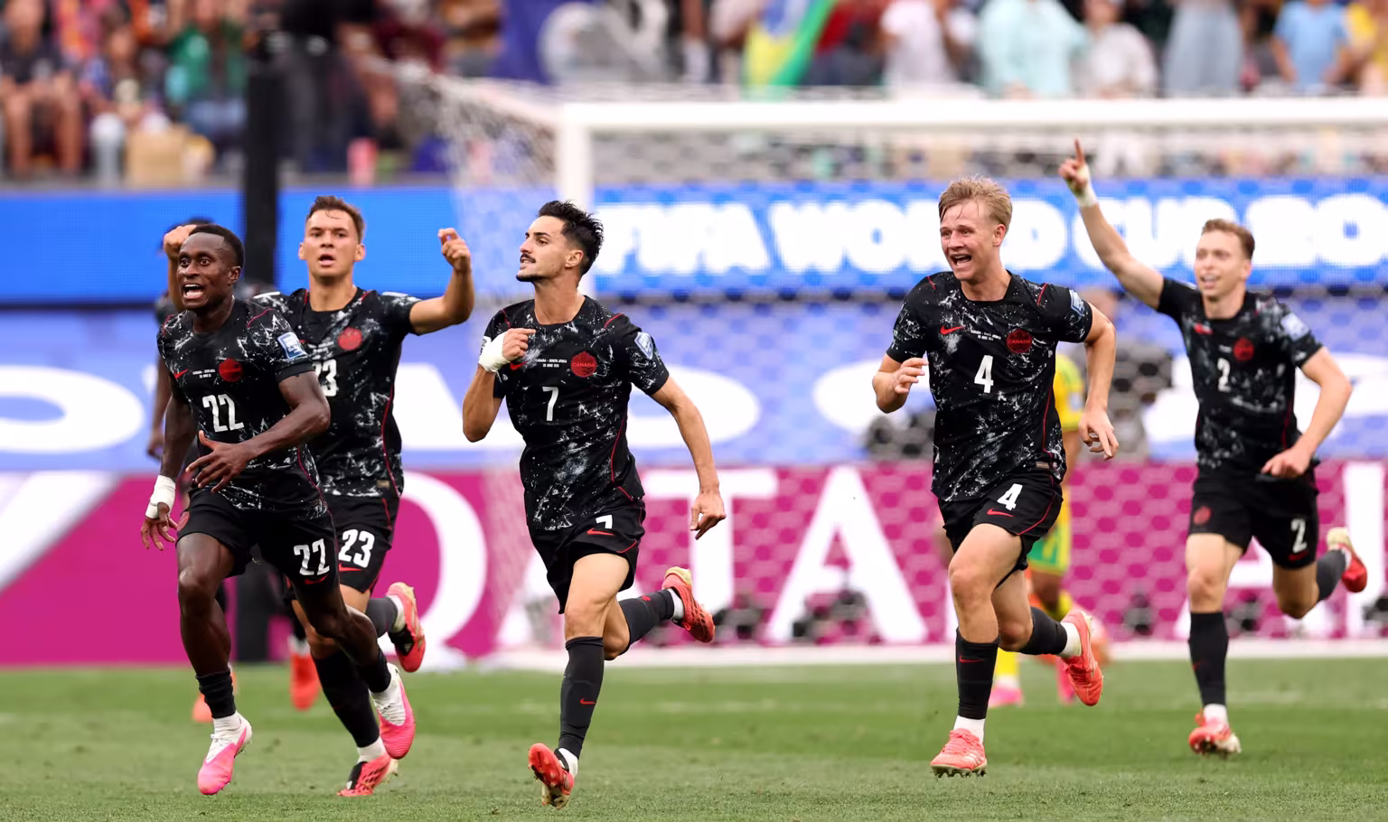 En el minuto 90+2, tras un servicio largo al área de Alistair Johnston que la zaga sudafricana no logró despejar con contundencia, el mediocampista Stephen Eustáquio amortiguó el balón con el pecho y sacó una impresionante volea desde fuera del área que se coló pegada al palo izquierdo de Williams - Foto: FIFA