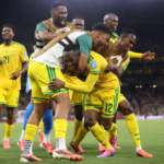 La jugada cumbre que definió el destino del partido llegó en el minuto 63 de la parte complementaria a favor de los Bafana Bafana. Apenas un minuto después de haber ingresado de cambio, Tshepang Moremi comandó un veloz contragolpe y asistió de manera precisa a Thapelo Maseko, quien definió con un certero remate de pierna izquierda en el centro del área para batir la portería de Kim Seung-gyu y decretar el 1-0 definitivo - Foto: FIFA