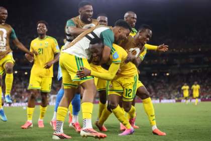 La jugada cumbre que definió el destino del partido llegó en el minuto 63 de la parte complementaria a favor de los Bafana Bafana. Apenas un minuto después de haber ingresado de cambio, Tshepang Moremi comandó un veloz contragolpe y asistió de manera precisa a Thapelo Maseko, quien definió con un certero remate de pierna izquierda en el centro del área para batir la portería de Kim Seung-gyu y decretar el 1-0 definitivo - Foto: FIFA