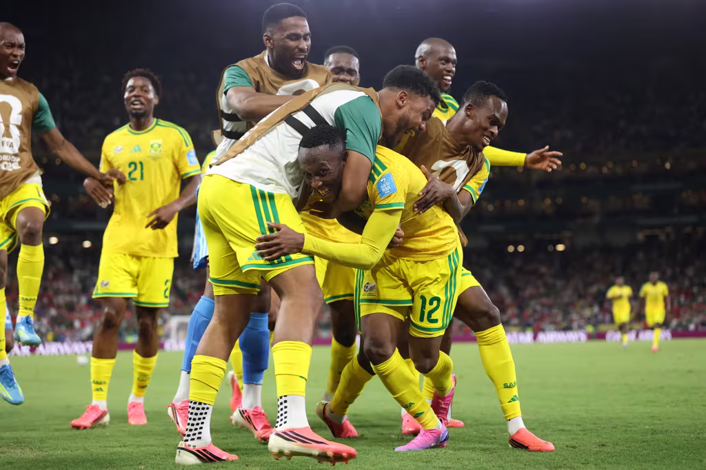 La jugada cumbre que definió el destino del partido llegó en el minuto 63 de la parte complementaria a favor de los Bafana Bafana. Apenas un minuto después de haber ingresado de cambio, Tshepang Moremi comandó un veloz contragolpe y asistió de manera precisa a Thapelo Maseko, quien definió con un certero remate de pierna izquierda en el centro del área para batir la portería de Kim Seung-gyu y decretar el 1-0 definitivo - Foto: FIFA