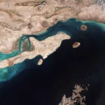 Otro aspecto fundamental del acuerdo es la recuperación progresiva del tránsito marítimo por el estrecho de Ormuz, una de las rutas energéticas más importantes del mundo. Funcionarios estadounidenses señalaron que el incremento del tráfico comercial será gradual y dependerá de la implementación efectiva de las disposiciones de seguridad incluidas en el memorando - Foto: Sistema Copérnicus