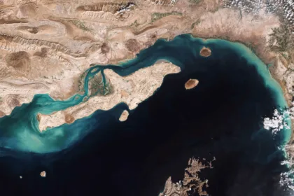 Otro aspecto fundamental del acuerdo es la recuperación progresiva del tránsito marítimo por el estrecho de Ormuz, una de las rutas energéticas más importantes del mundo. Funcionarios estadounidenses señalaron que el incremento del tráfico comercial será gradual y dependerá de la implementación efectiva de las disposiciones de seguridad incluidas en el memorando - Foto: Sistema Copérnicus