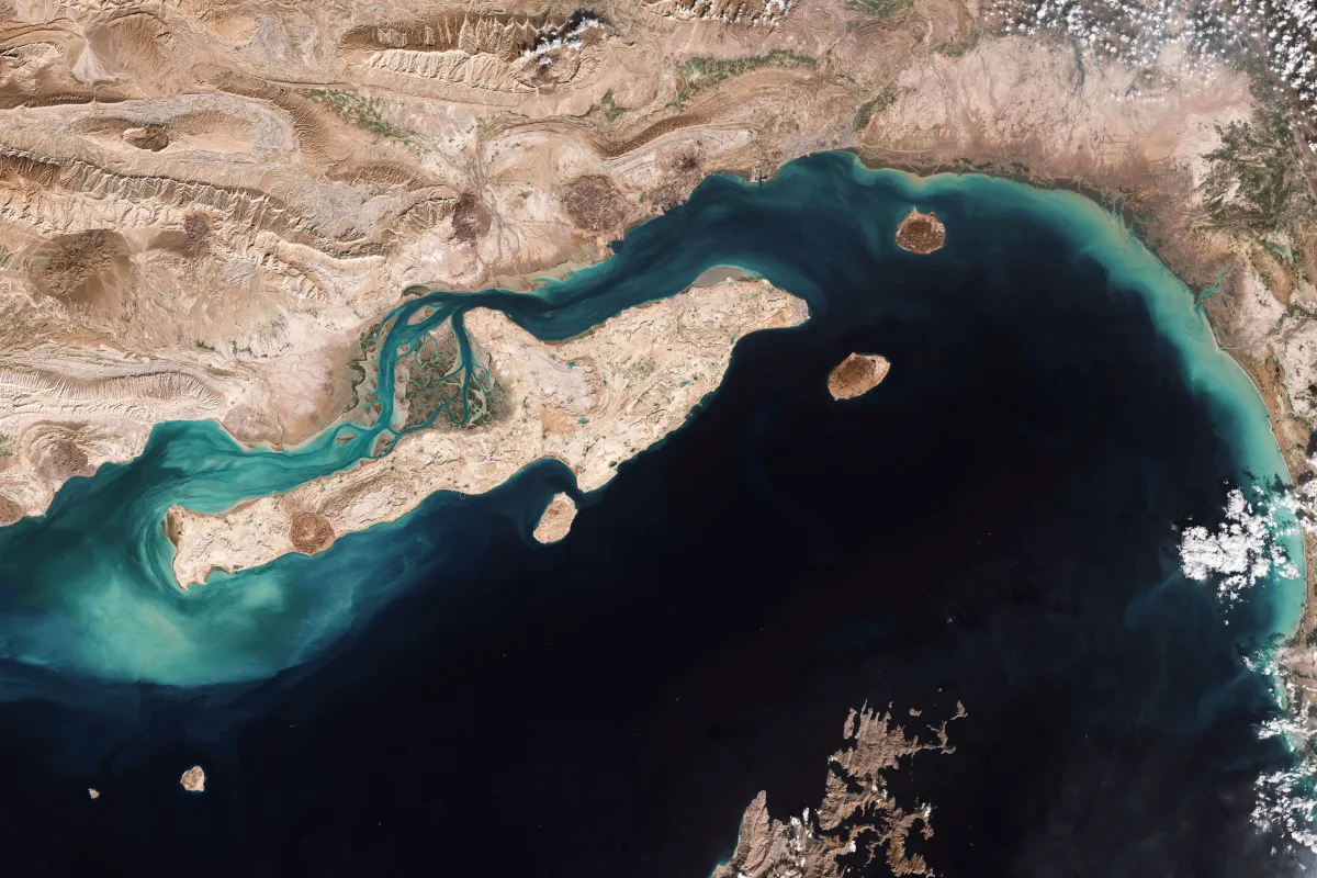 Otro aspecto fundamental del acuerdo es la recuperación progresiva del tránsito marítimo por el estrecho de Ormuz, una de las rutas energéticas más importantes del mundo. Funcionarios estadounidenses señalaron que el incremento del tráfico comercial será gradual y dependerá de la implementación efectiva de las disposiciones de seguridad incluidas en el memorando - Foto: Sistema Copérnicus