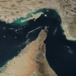 Las conversaciones se desarrollaron en un contexto de alta sensibilidad geopolítica, marcado por la importancia estratégica del estrecho de Ormuz, una de las principales vías para el transporte mundial de petróleo y gas - Foto: NASA