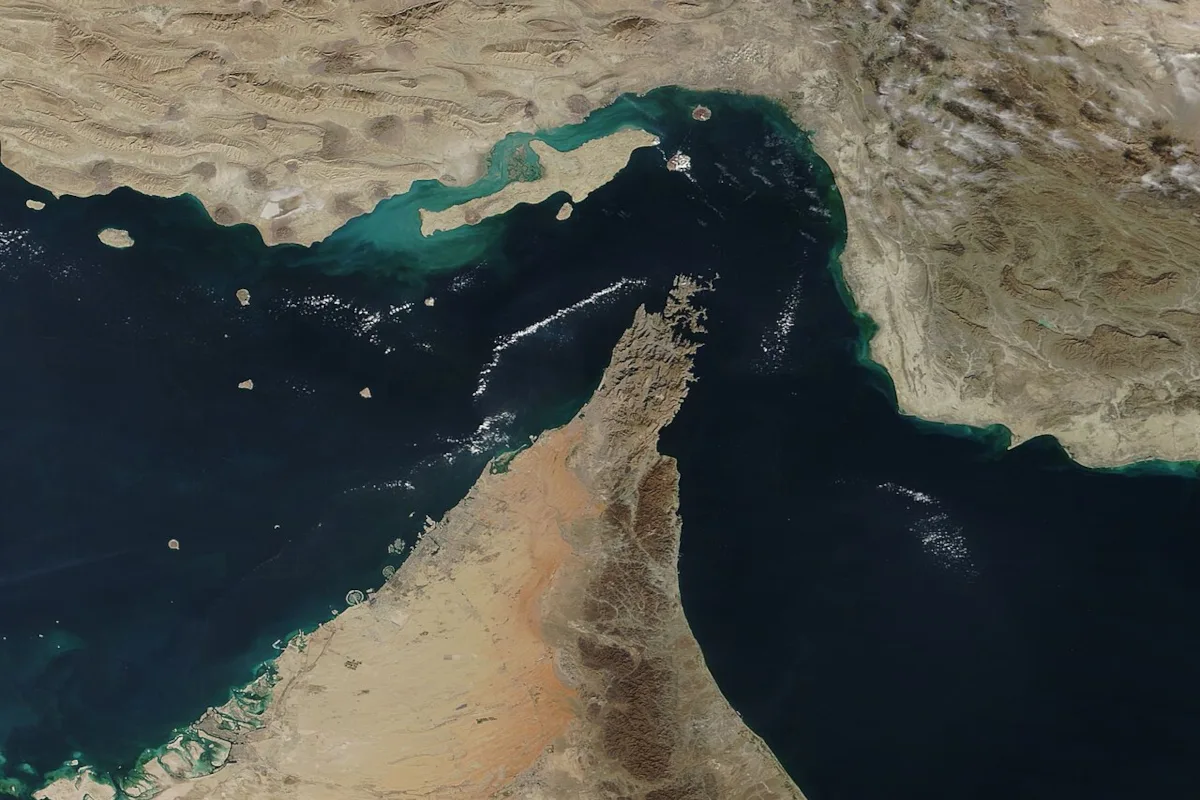 Las conversaciones se desarrollaron en un contexto de alta sensibilidad geopolítica, marcado por la importancia estratégica del estrecho de Ormuz, una de las principales vías para el transporte mundial de petróleo y gas - Foto: NASA