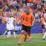 En el minuto 61, tras un córner cobrado por Tijjani Reijnders, el defensor Jan Paul van Hecke se elevó por todo lo alto para meter un certero frentazo que se desvió levemente en Anis Ben Slimane antes de colarse en las redes para el definitivo 3-1 - Foto: FIFA