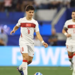 En el minuto 10, luego de una magnífica asistencia brindada por Barış Alper Yılmaz, el talentoso atacante del Real Madrid, Arda Güler, sacó un remate inalcanzable para Matt Turner que decretó el empate 1-1 en la pizarra - Foto: FIFA