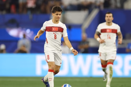 En el minuto 10, luego de una magnífica asistencia brindada por Barış Alper Yılmaz, el talentoso atacante del Real Madrid, Arda Güler, sacó un remate inalcanzable para Matt Turner que decretó el empate 1-1 en la pizarra - Foto: FIFA