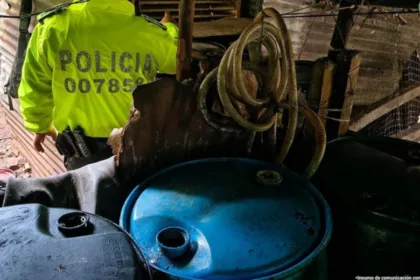 Según la Fiscalía, el grupo interceptaba los vehículos de carga en corredores viales secundarios y posteriormente intimidaba a los conductores con armas de fuego. Una vez bajo control de los delincuentes, los camiones eran desviados hacia inmuebles utilizados para ocultar temporalmente la mercancía sustraída - Foto: Fiscalía General
