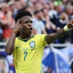 En el minuto 45+3, tras una precisa jugada colectiva por la banda, el mismo Vinícius Júnior conectó un impecable cabezazo ante una floja salida de Gunn, mandando el balón al fondo de las redes para el 2-0 provisional - Foto: FIFA