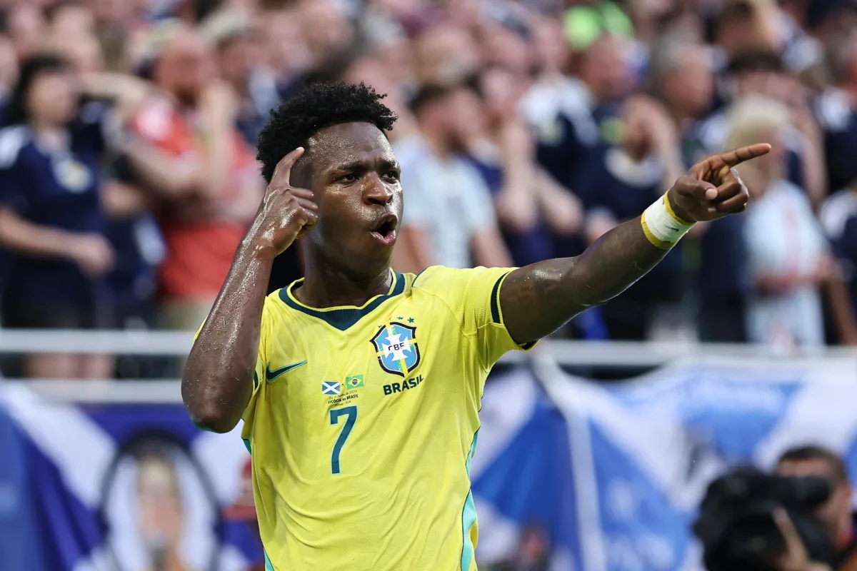 En el minuto 45+3, tras una precisa jugada colectiva por la banda, el mismo Vinícius Júnior conectó un impecable cabezazo ante una floja salida de Gunn, mandando el balón al fondo de las redes para el 2-0 provisional - Foto: FIFA