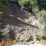 De acuerdo con los reportes oficiales, los puntos más afectados se ubicaron entre los sectores de El Tope y Pozo Bravo, donde las lluvias provocaron la obstrucción total de la vía. Equipos técnicos fueron desplazados para evaluar la estabilidad del terreno y definir las acciones necesarias para restablecer el paso de manera segura - Foto: Gobernación de Santander