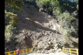 De acuerdo con los reportes oficiales, los puntos más afectados se ubicaron entre los sectores de El Tope y Pozo Bravo, donde las lluvias provocaron la obstrucción total de la vía. Equipos técnicos fueron desplazados para evaluar la estabilidad del terreno y definir las acciones necesarias para restablecer el paso de manera segura - Foto: Gobernación de Santander