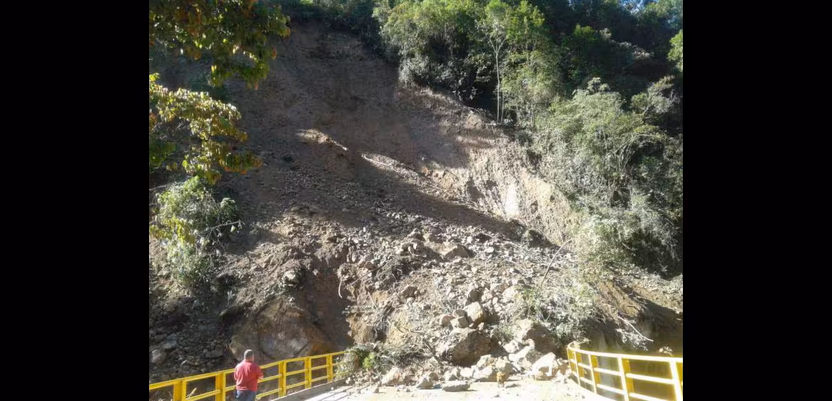 De acuerdo con los reportes oficiales, los puntos más afectados se ubicaron entre los sectores de El Tope y Pozo Bravo, donde las lluvias provocaron la obstrucción total de la vía. Equipos técnicos fueron desplazados para evaluar la estabilidad del terreno y definir las acciones necesarias para restablecer el paso de manera segura - Foto: Gobernación de Santander
