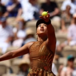 La japonesa Naomi Osaka protagonizó uno de los encuentros más emocionantes del día. La ex número uno del mundo derrotó a la estadounidense Iva Jovic en tres sets por 7-6, 6-7 y 6-4, demostrando fortaleza mental y capacidad de recuperación en un partido muy disputado que la mantuvo en carrera dentro del torneo - Foto: Clément Mahoudeau / FFT