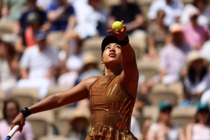 La japonesa Naomi Osaka protagonizó uno de los encuentros más emocionantes del día. La ex número uno del mundo derrotó a la estadounidense Iva Jovic en tres sets por 7-6, 6-7 y 6-4, demostrando fortaleza mental y capacidad de recuperación en un partido muy disputado que la mantuvo en carrera dentro del torneo - Foto: Clément Mahoudeau / FFT