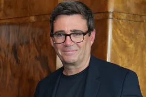 La victoria adquiere una relevancia especial porque se produce en medio de una creciente crisis de liderazgo para Starmer. Aunque el primer ministro llevó al Partido Laborista al poder en las elecciones generales de 2024, su popularidad ha caído de forma considerable tras una serie de decisiones controvertidas y malos resultados en elecciones locales - Foto: Universidad de Liverpool