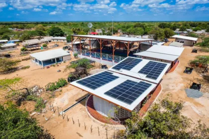 El Gobierno nacional informó además que en La Guajira se han ejecutado cientos de intervenciones relacionadas con infraestructura educativa. Entre los resultados destacados figuran nuevas aulas, mejoras locativas y la instalación de soluciones energéticas en instituciones escolares, iniciativas que buscan fortalecer la prestación del servicio educativo en zonas urbanas y rurales - Foto: Ministerio de Educación