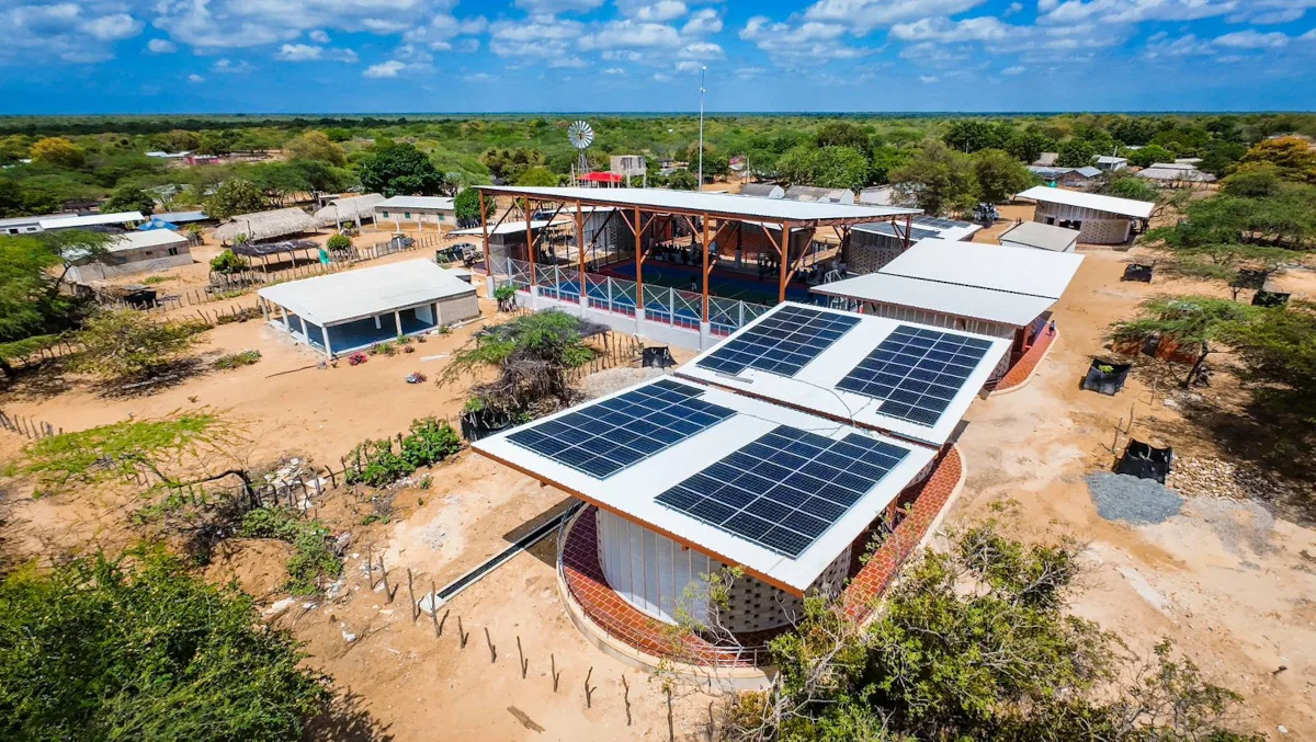 El Gobierno nacional informó además que en La Guajira se han ejecutado cientos de intervenciones relacionadas con infraestructura educativa. Entre los resultados destacados figuran nuevas aulas, mejoras locativas y la instalación de soluciones energéticas en instituciones escolares, iniciativas que buscan fortalecer la prestación del servicio educativo en zonas urbanas y rurales - Foto: Ministerio de Educación