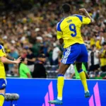 Posteriormente, al minuto 30 de juego, una transición letal comandada por la banda izquierda le permitió a Alexander Isak recortar hacia el centro y sacar un derechazo cruzado inapelable que estiró la cuenta parcial a un cómodo 2-0 - Foto: Federación Sueca de Fútbol