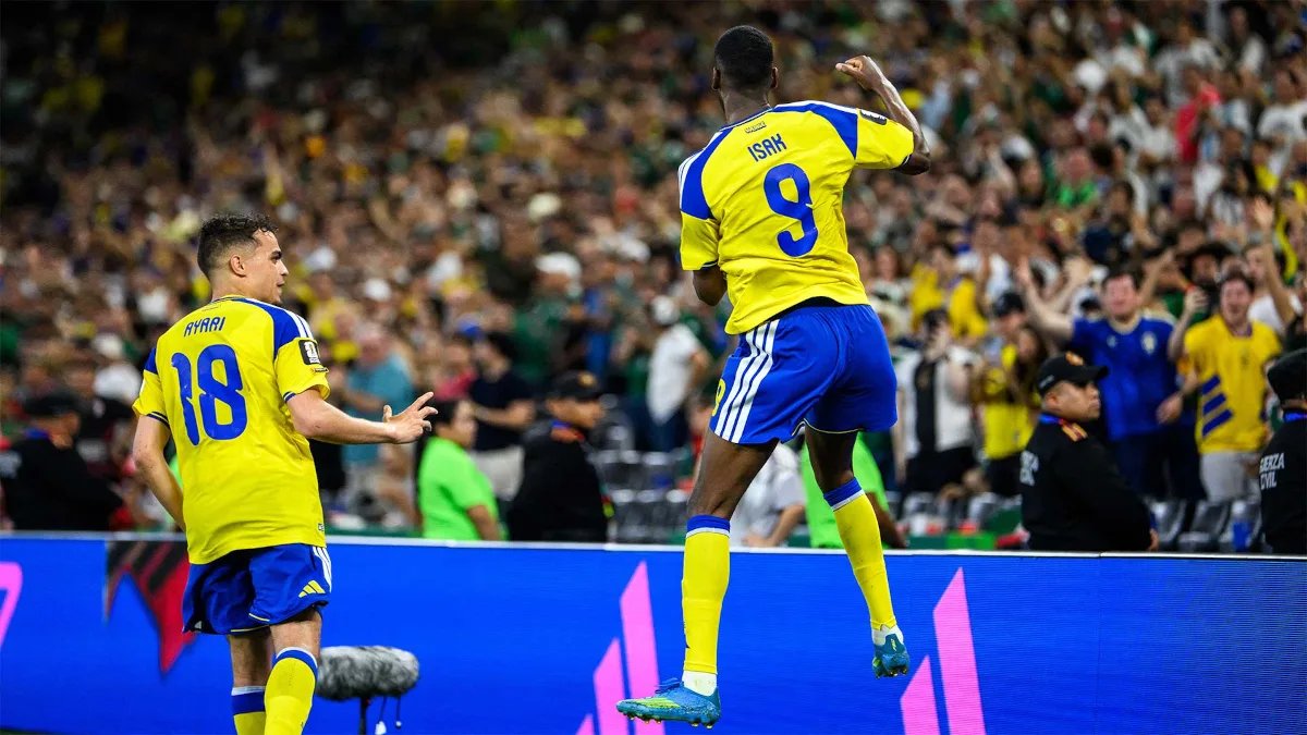 Posteriormente, al minuto 30 de juego, una transición letal comandada por la banda izquierda le permitió a Alexander Isak recortar hacia el centro y sacar un derechazo cruzado inapelable que estiró la cuenta parcial a un cómodo 2-0 - Foto: Federación Sueca de Fútbol
