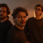 Musicalmente, la banda profundiza en la identidad sonora que viene desarrollando desde el primer álbum, incorporando influencias del rock alternativo y el grunge, con una producción más madura y una propuesta artística que anticipa el universo conceptual de su próximo álbum Animales Domésticos - Foto: Pez Errante