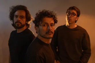 Musicalmente, la banda profundiza en la identidad sonora que viene desarrollando desde el primer álbum, incorporando influencias del rock alternativo y el grunge, con una producción más madura y una propuesta artística que anticipa el universo conceptual de su próximo álbum Animales Domésticos - Foto: Pez Errante