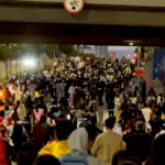 En Bogotá, cientos de personas se congregaron inicialmente de forma pacífica en la Plaza de Bolívar para expresar su inconformidad con los resultados preliminares - Foto: Redes Sociales